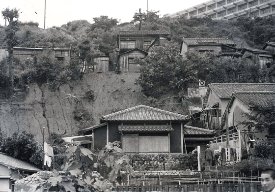 崖崩れが民家にせまる