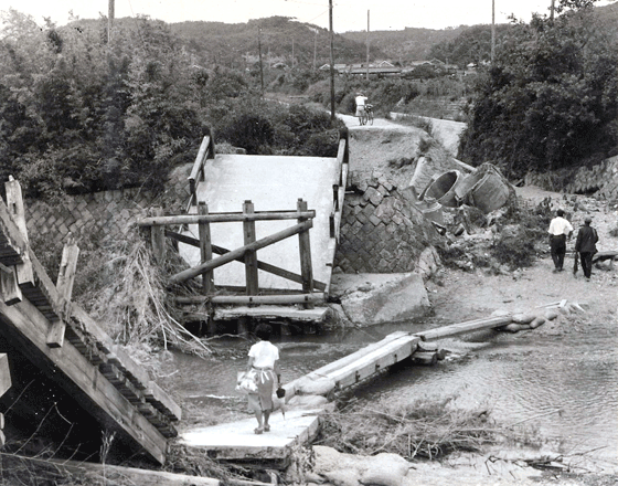 流失した長坂橋・伊川