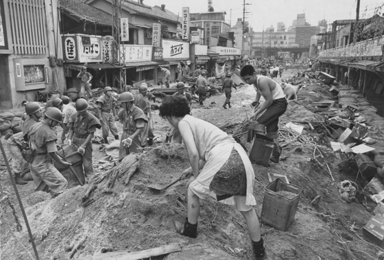 復旧へ全力をあげる住民と自衛隊員