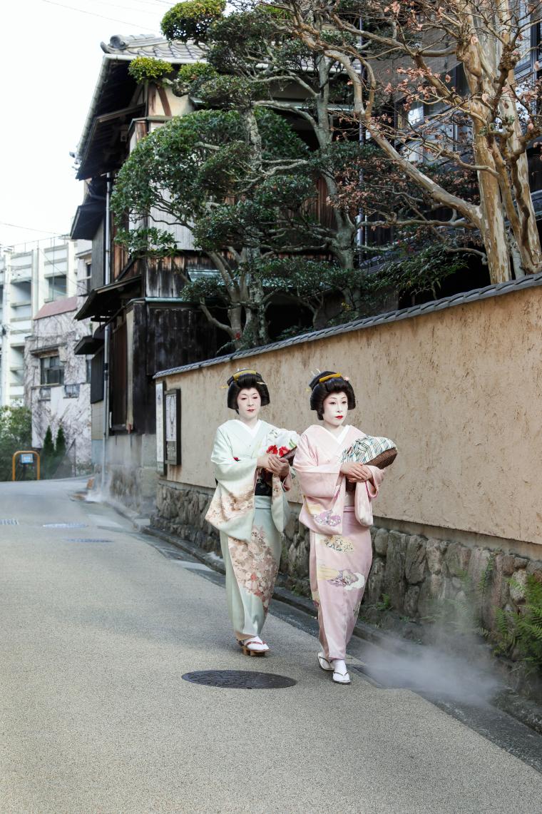 路地を歩く芸妓さんの画像