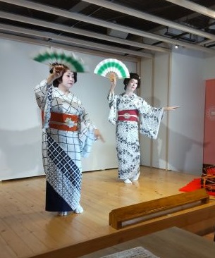 有馬芸妓による説明有馬芸妓の踊りの画像