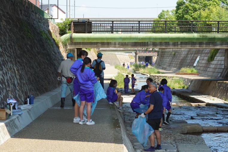 都賀川（烏帽子中学の学生による清掃②）