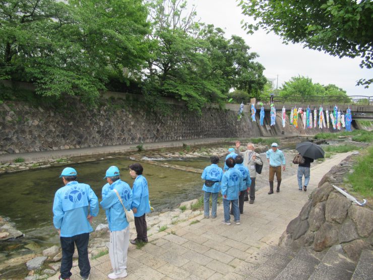 都賀川を守ろう会が現場の様子を確認しているところ②